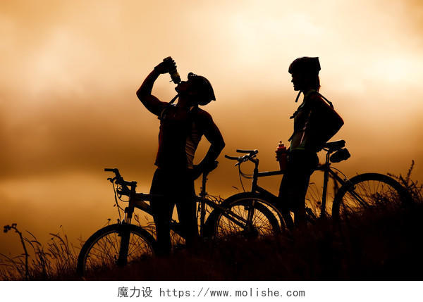 山地自行车上的矿泉水瓶有吸引力健康夫妇喝户外活动的概念